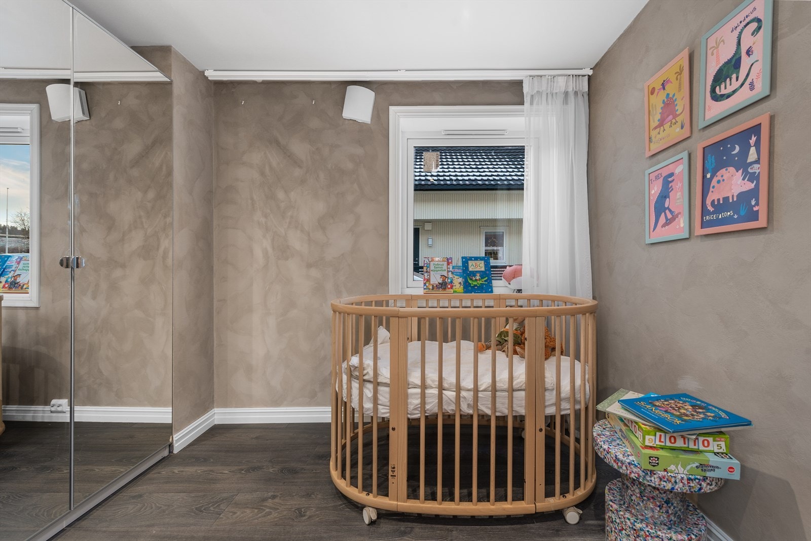 Rommet er av god størrelse på 7,5 m² med rause vindusflater og god plass for garderobeskap langs veggen. Galleribilde