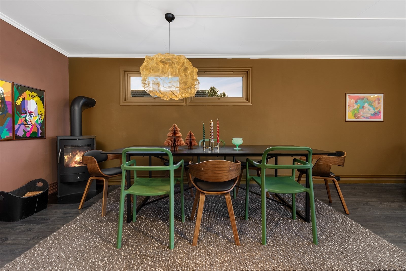 Boligen varmes opp via vedovn i 1. og 2. etasje, varmepumpe på stue i 2. etasje, og varmekabler i gulv på begge bad. Galleribilde