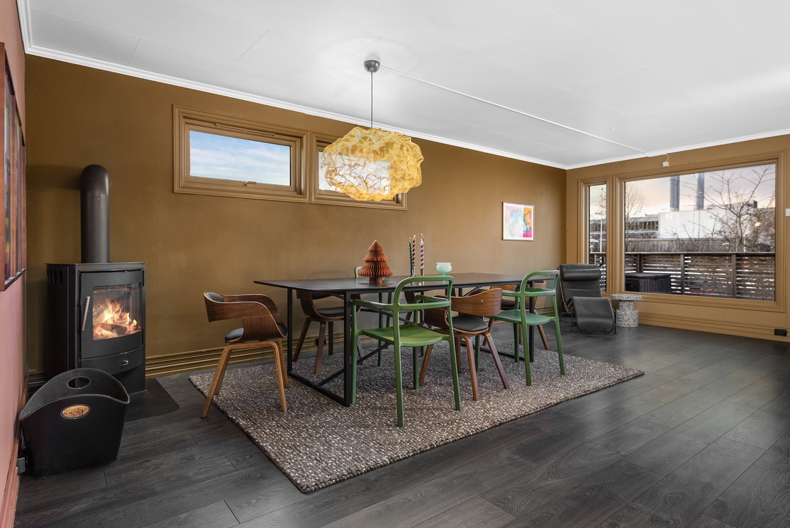 Hele 2. etasje har en gjennomgående moderne stil, med mørk laminat på gulv og malte overflater på vegger og i himling. Galleribilde