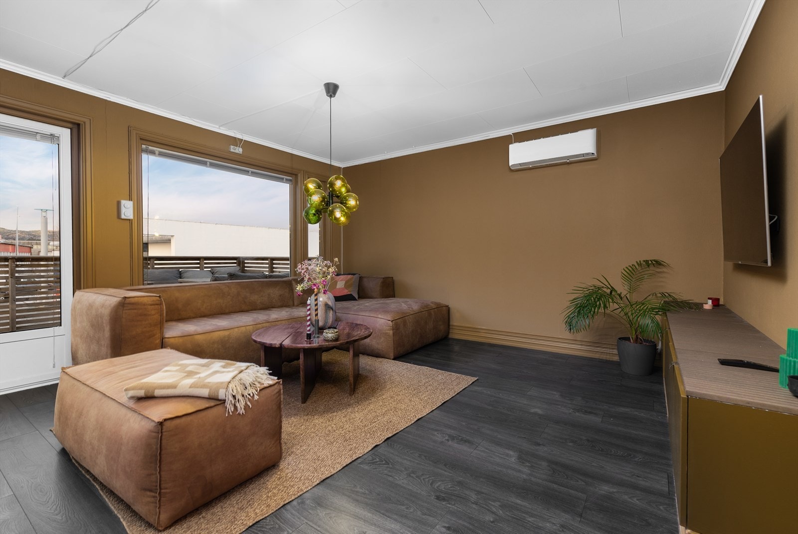 Boligen fremstår lys og moderne både i farge/materialvalg, og har vært gjenstand for flere betydelige oppgraderinger gjennom årene. Galleribilde