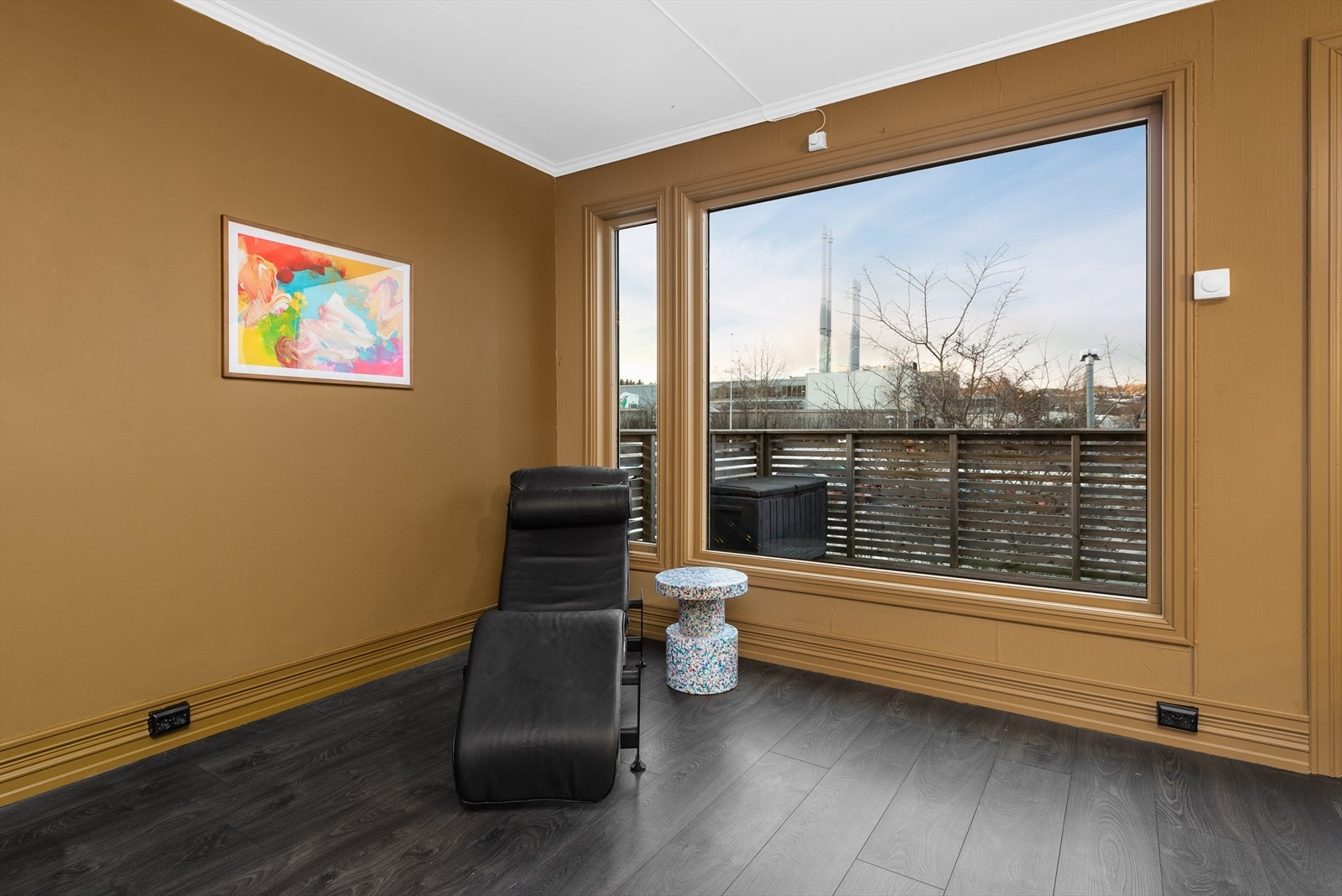 De store vindusflatene gir boligen rikelig med lys på dagtid, så vel som en lun og hyggelig stemning på kveldstid. Galleribilde