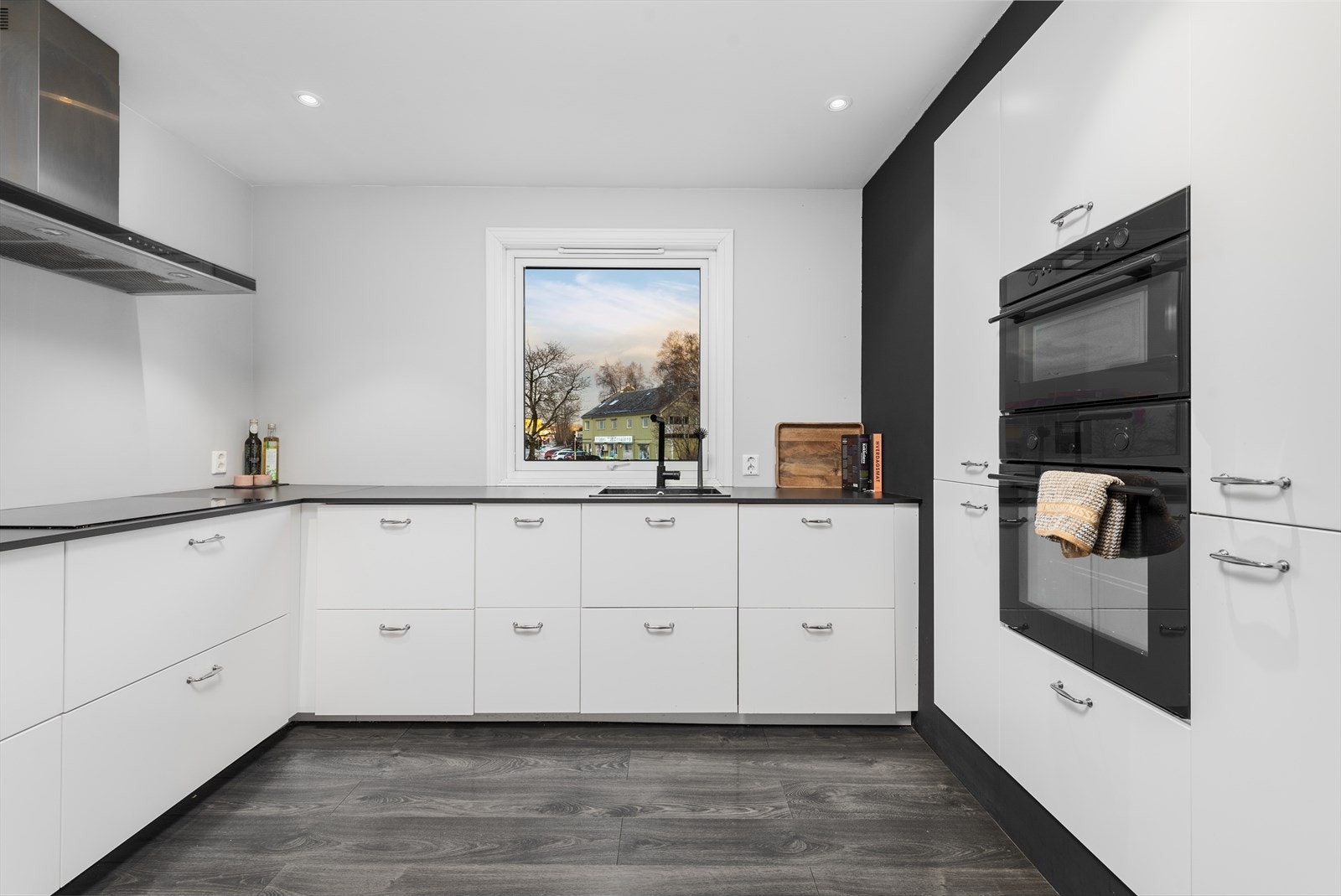 Kjøkkenet ble tidsriktig pusset opp i 2016 og byr på rikelig med oppbevaring og romslige arbeidsflater. Tilstandsgrad 1 fra takstmann. Galleribilde