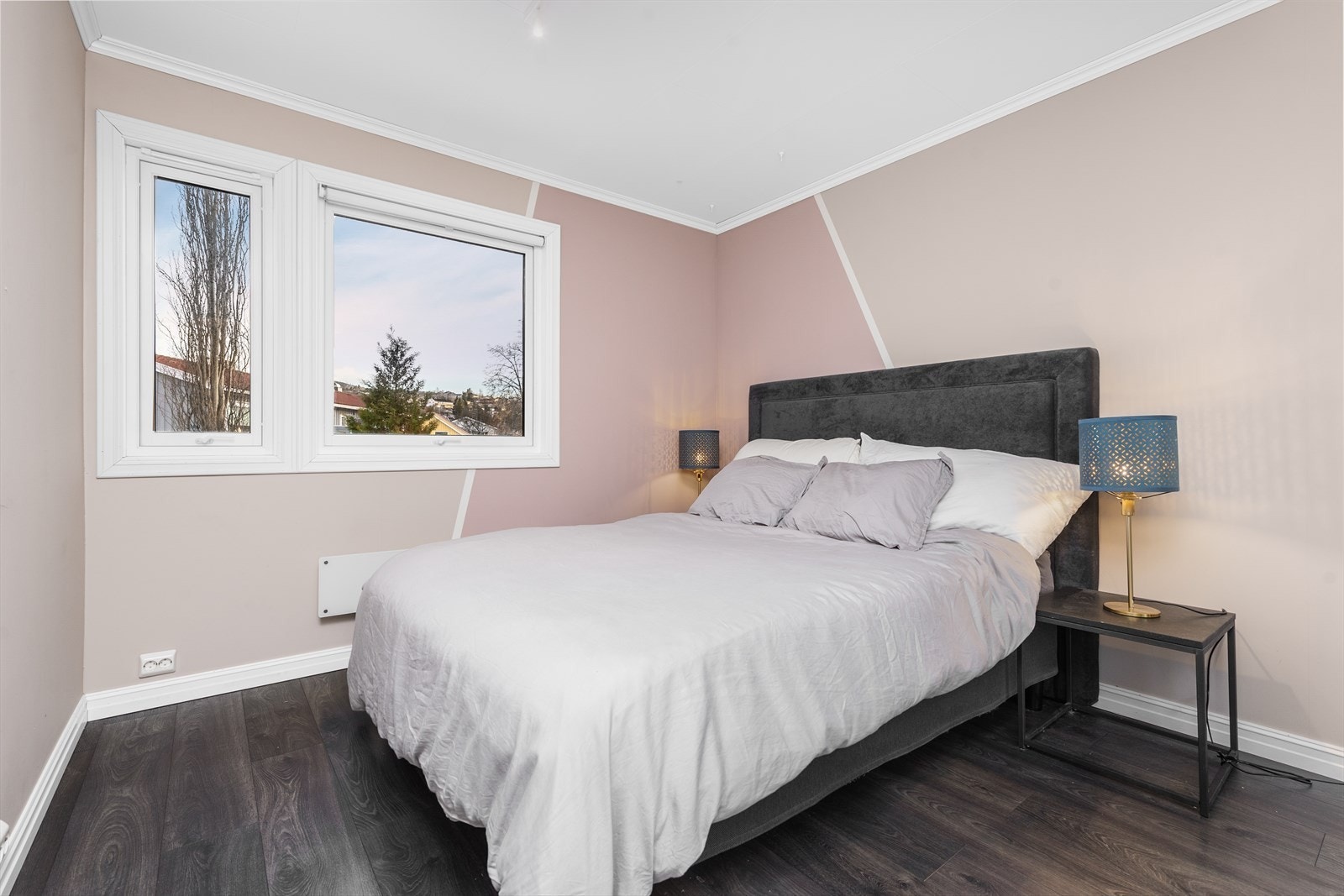 Hovedsoverommet er lyst og luftig, med rause vindusflater som gir rikelig med naturlig lysinnslipp. Galleribilde