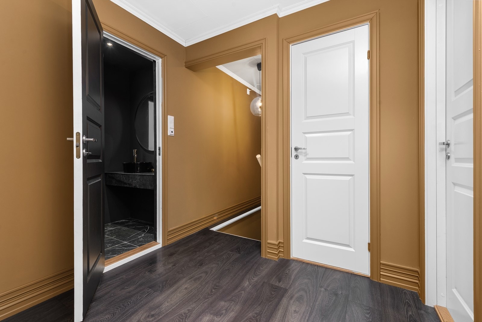 Gangen i 2. etasje er knutepunktet mellom de ulike rommene i etasjen. Vegg i vegg med soverommet er det en praktisk og lett tilgjengelig bod. Galleribilde