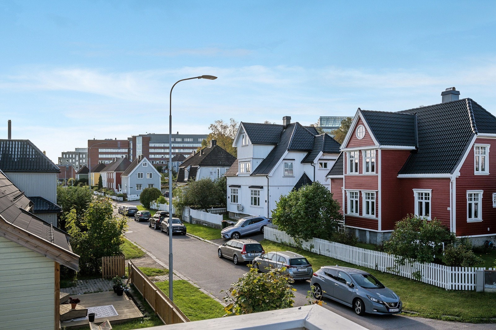 Utsikt fra veranda over blindgaten med et hyggelig nabolag. Det er gangavstand til tog og rutebilstasjon, og nær byens sentrum Galleribilde