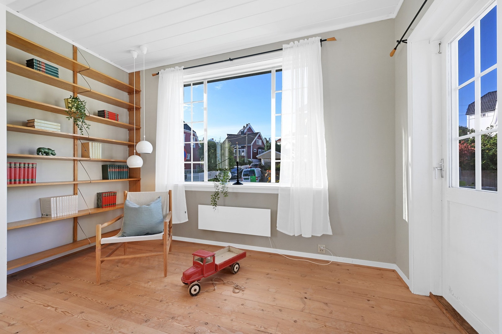 Stue med utgang til uteplass og hagen Galleribilde