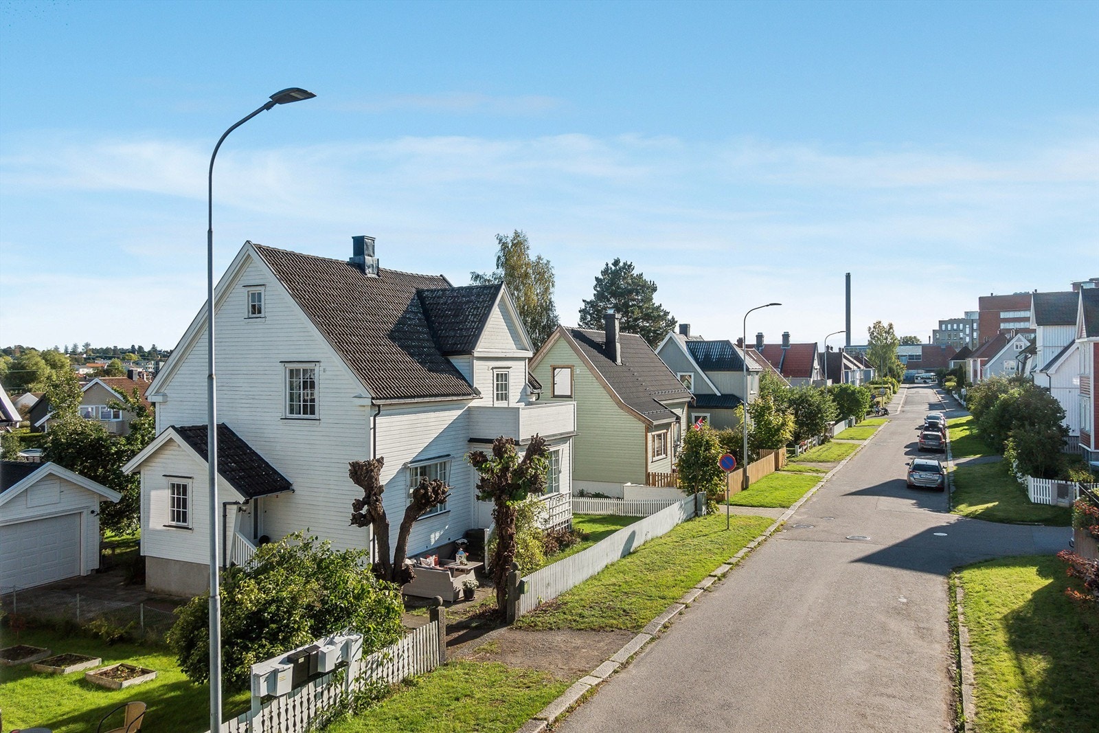 Sjarmerende bolig beliggende i en koselig bygate med eldre trehusbebyggelse Galleribilde