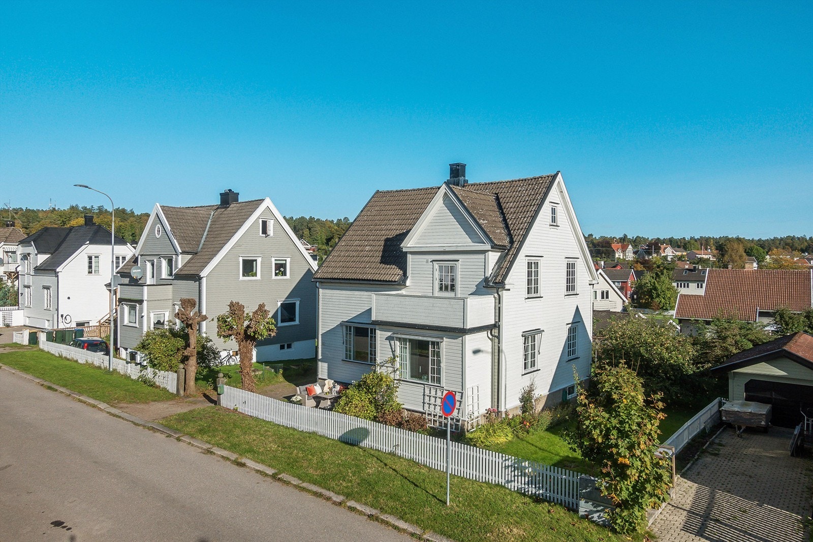 Huset ligger fint og bynært til i en blindgate, som ender opp i et grøntområde med "Gamle Idretten" på bort siden Galleribilde