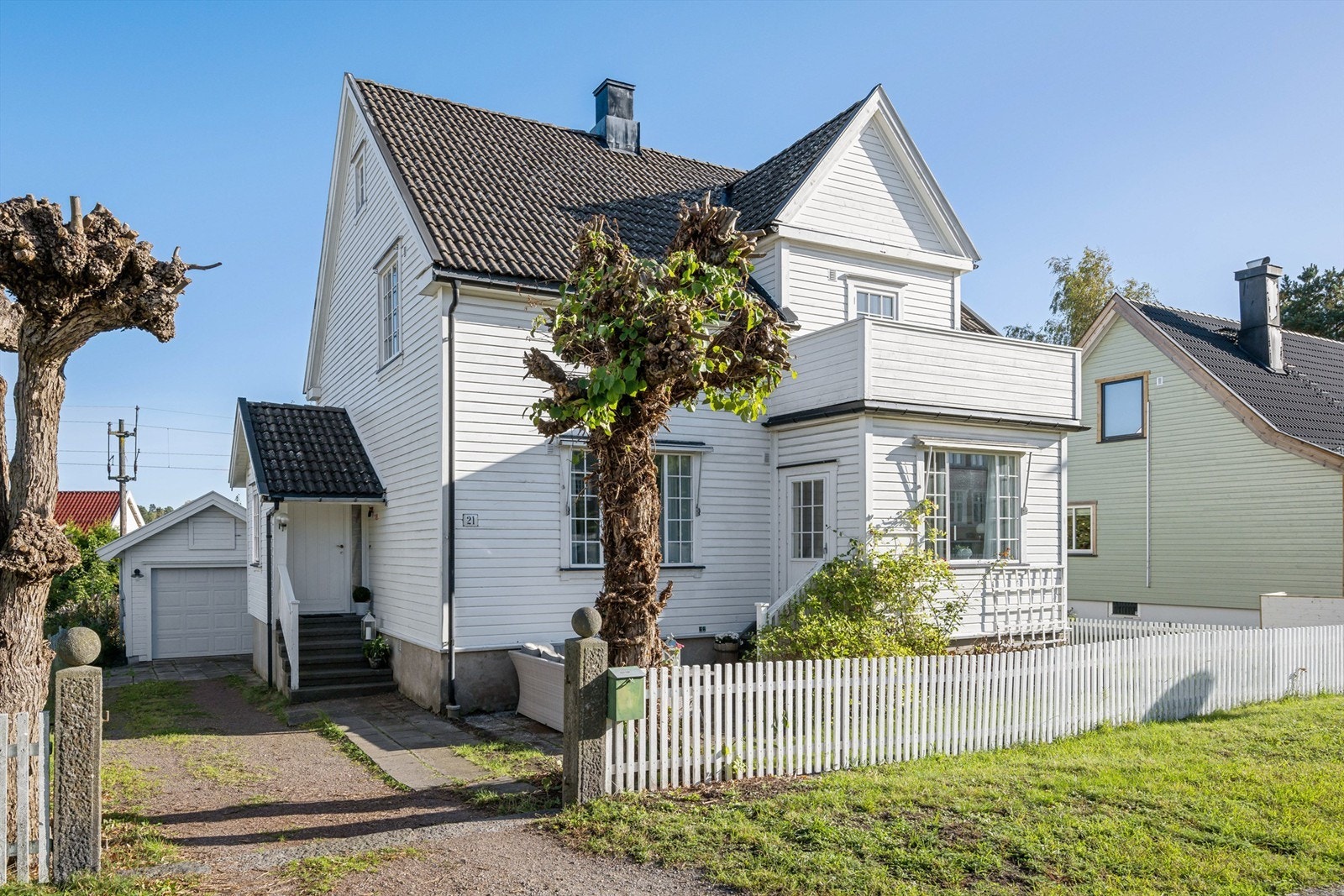 En hyggelig innkjøring fra Enggaten til den innholdsrike eneboligen over 2 plan og kjeller Galleribilde