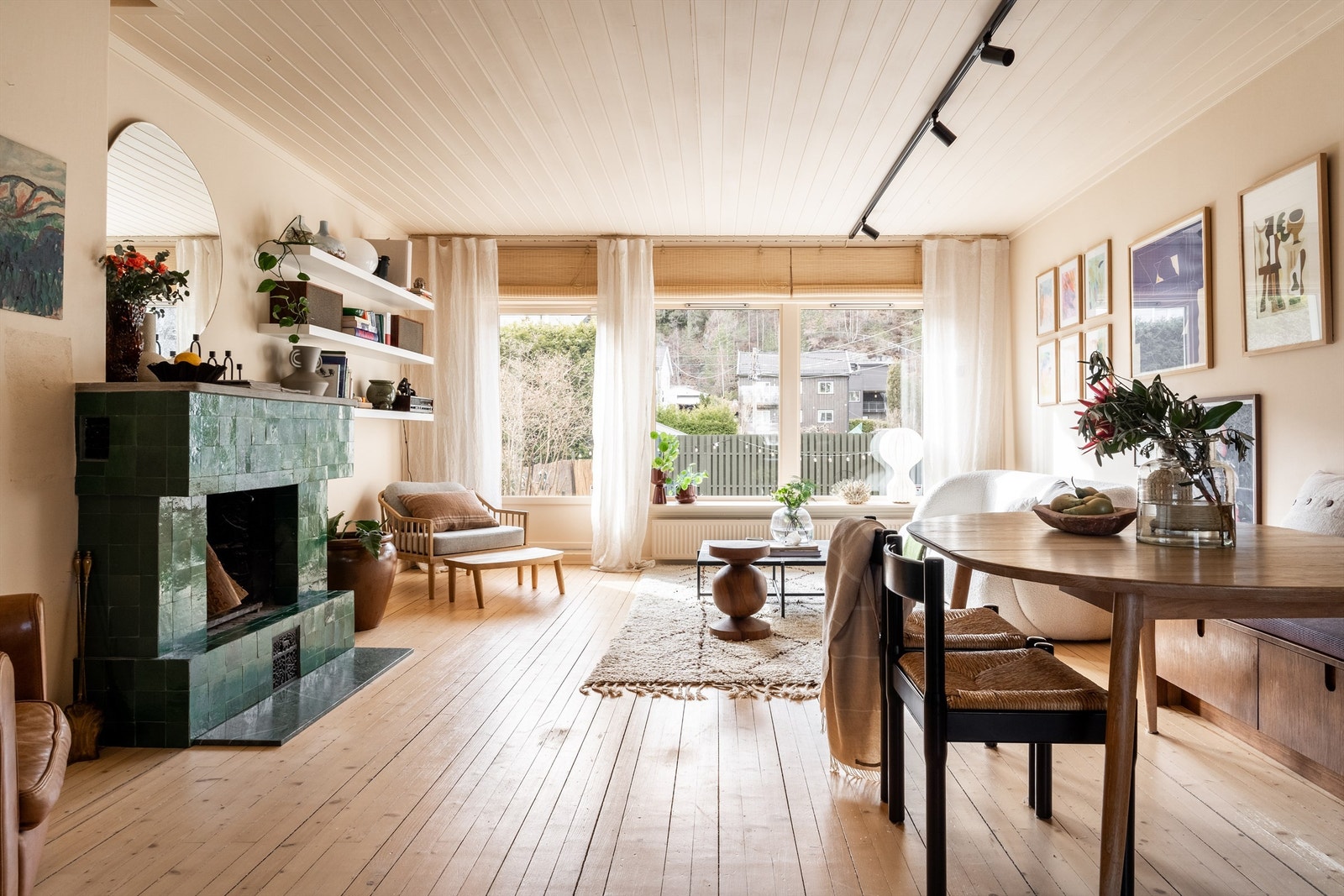 Huset har et hav av muligheter, sommer som vinter, og har gjennomtenkte, smakfulle interiørvalg Galleribilde