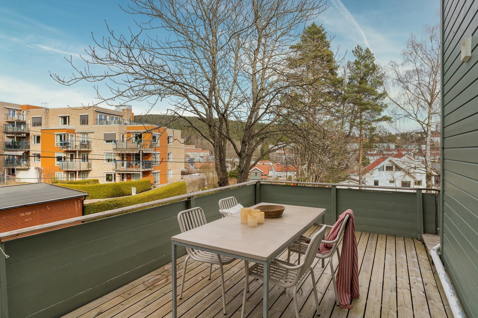 Utgang fra kjøkkendelen til nydelig frokostterrasse med blomstrende kastanjetre til morgenkaffen i juni Galleribilde