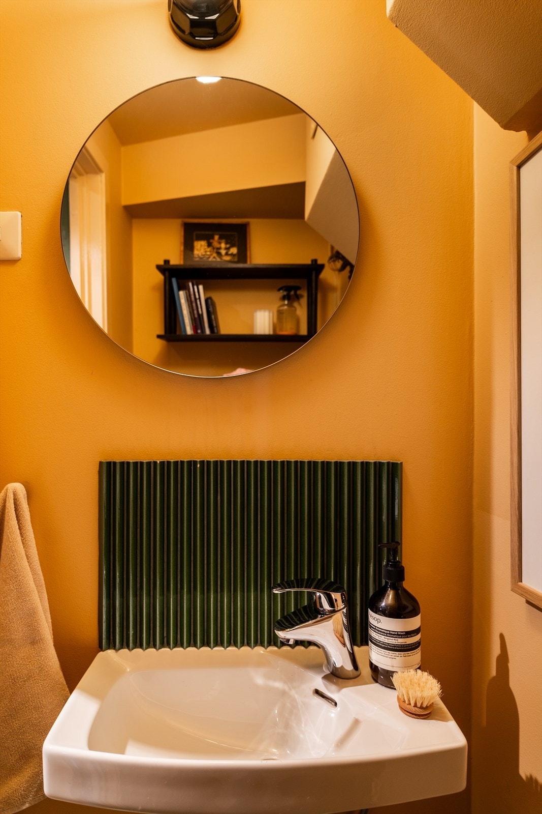 Designfliser fra Mutina over vask, malte vegger i mur Galleribilde