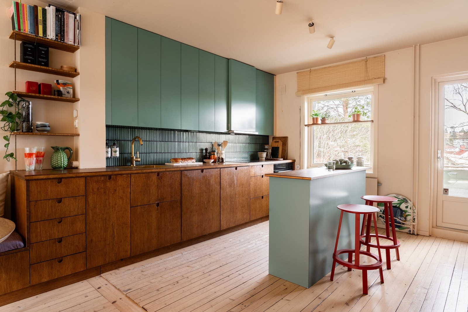 Kjøkkenfronter og benkeplate i mørk bambus. Øvrige fronter og kjøkkenøya har spraylakkerte fronter i mdf i farge fra Farrow&Ball Galleribilde