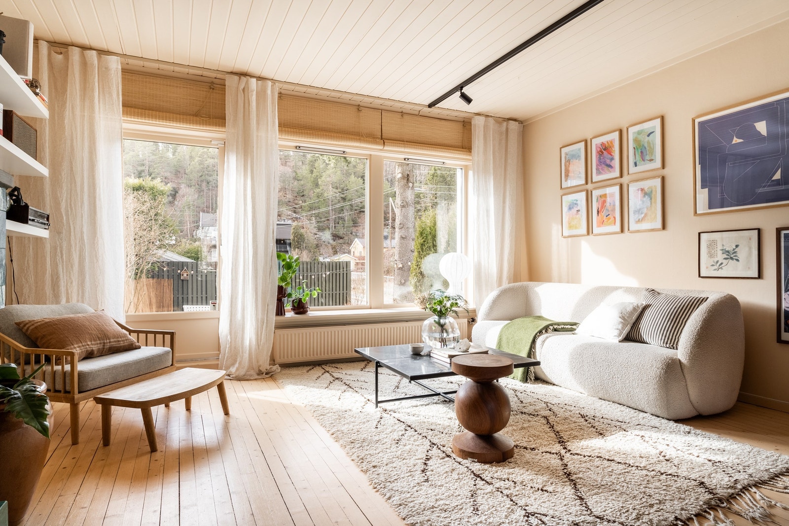 Fra stuen er det utgang til vestvendt markterrasse og hage Galleribilde