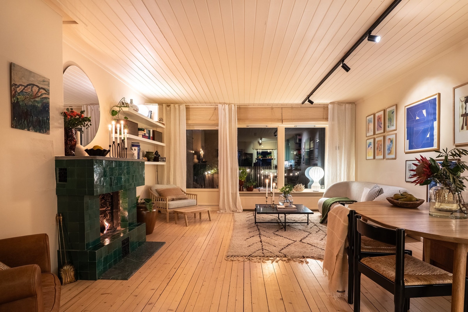 Sittesonen langs de store vinduene er en herlig plass å lande i, med en bok og en kopp te Galleribilde