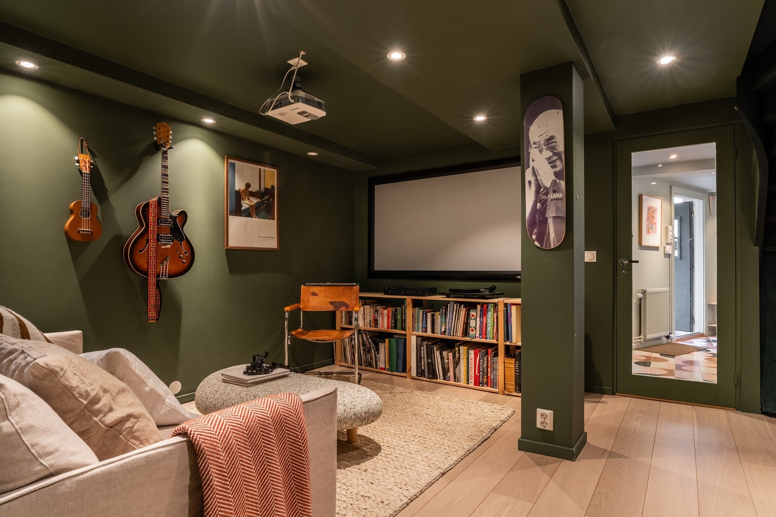 Kjellerstue er i dag brukt som filmrom. Kjellerstuen ble pusset opp i 2014 og malt på nytt i 2019 Galleribilde