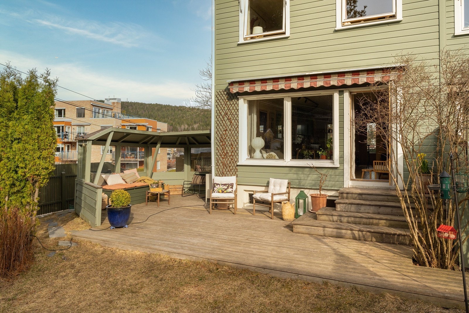 Fra stuedelen er det utgang til vestvendt markterrasse og idyllisk hage Galleribilde