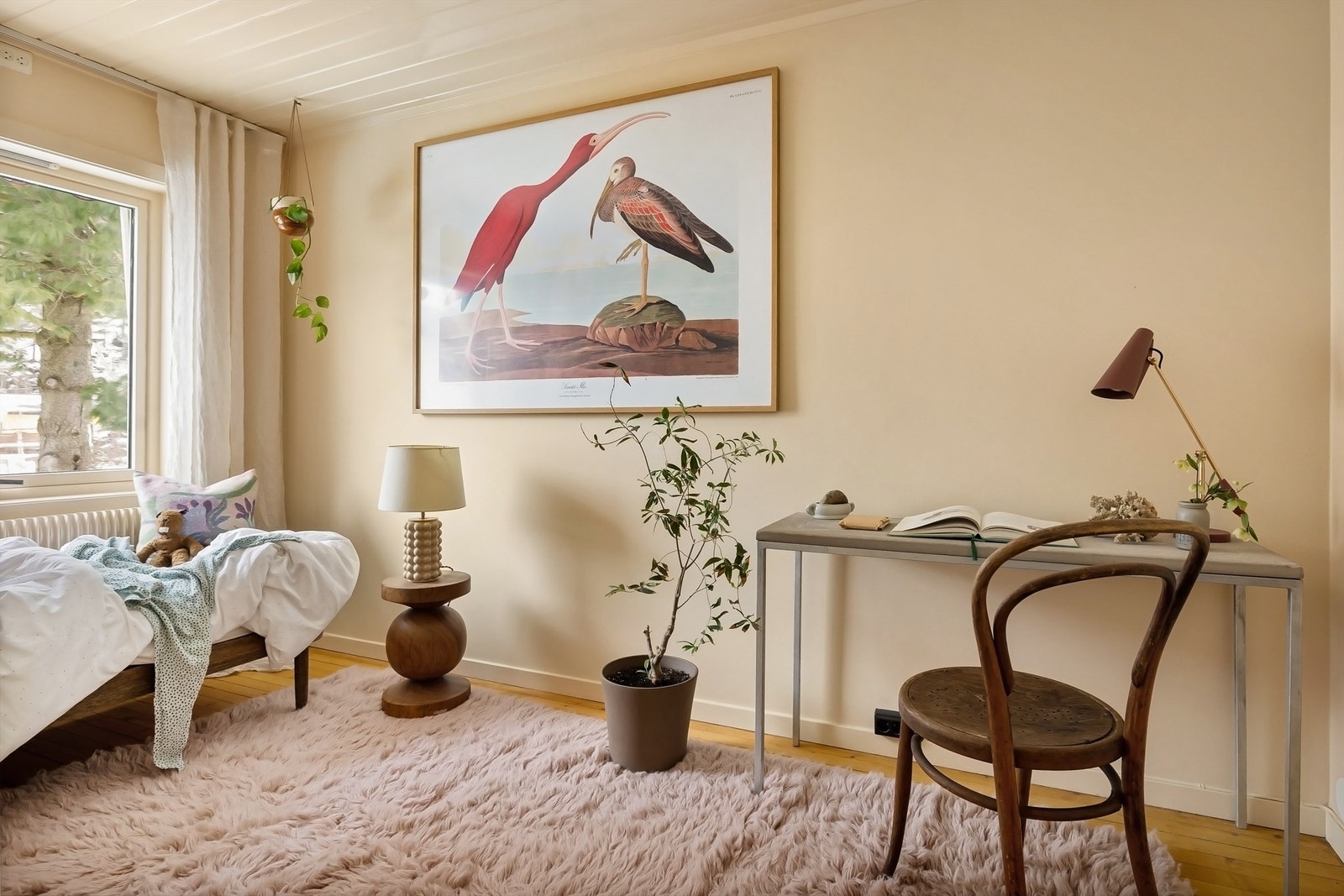 Her er det plass til både seng, garderobeskap og skrivebord. Rommet er malt i 2024 Galleribilde