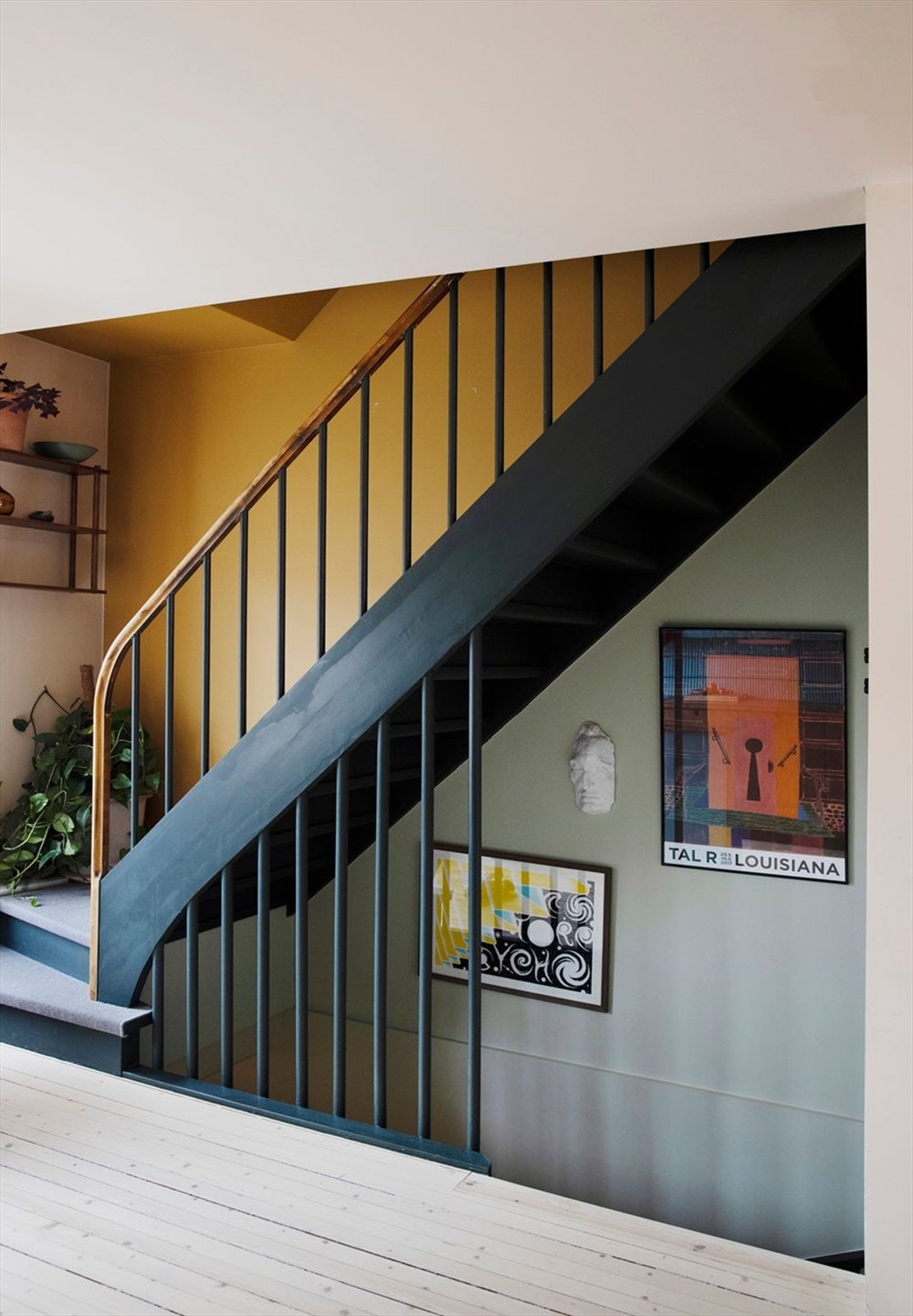 Den innvendige trappen er original fra byggeår, og og det er lagt trappeteppe i alle etasjer. Bilde fra reportasje i Bonytt. Foto av Yvonne Wilhelmsen Galleribilde