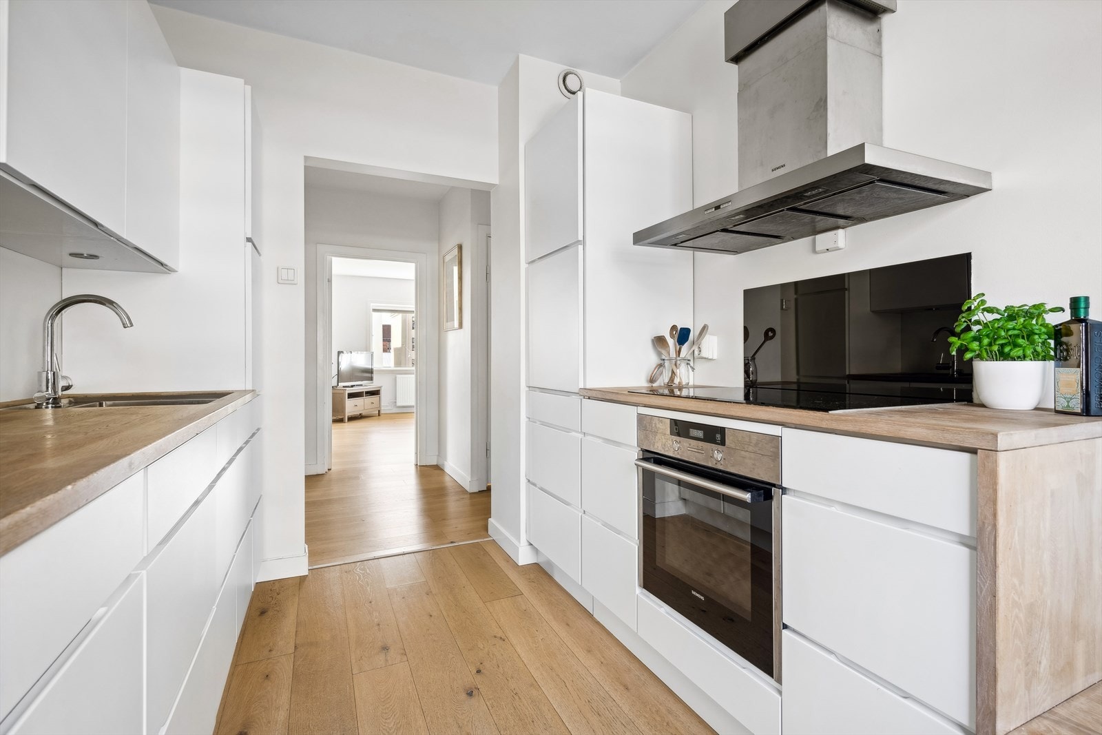 Tidløst og pent kjøkken med god skap- og benkeplass. Kjøkkenet ble oppgradert med ny innredning i 2016 fra Kvik. Galleribilde