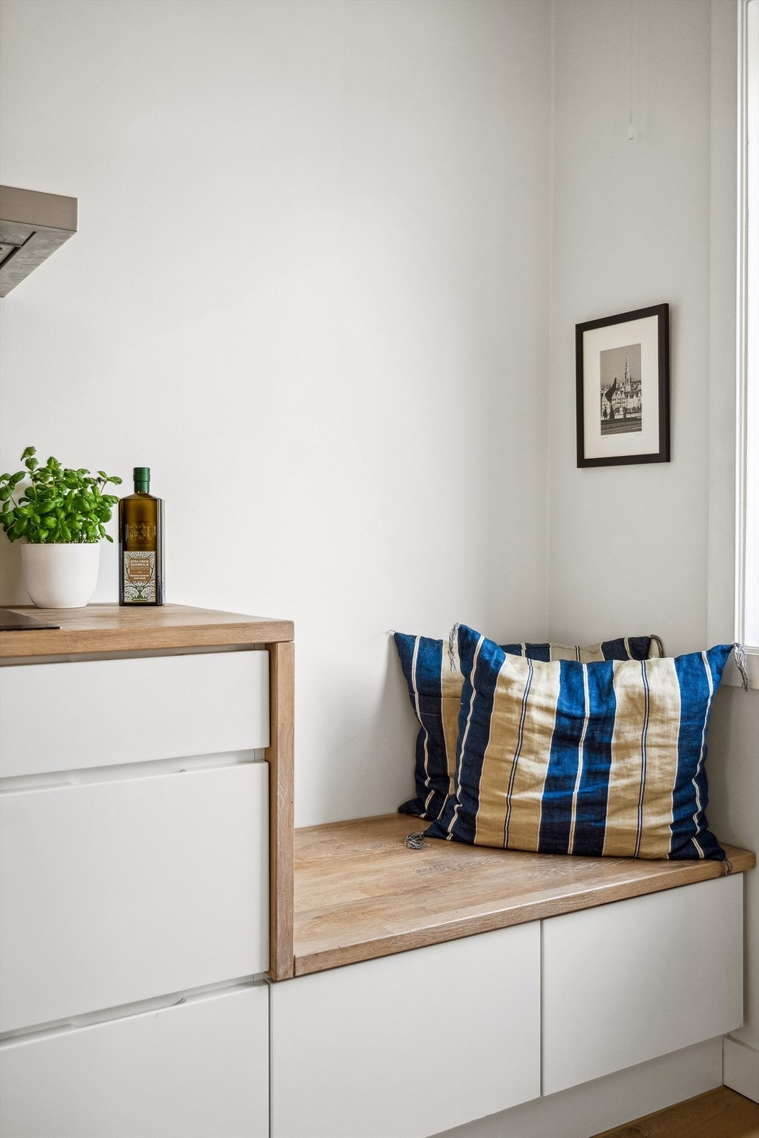 Hyggelig sittebenk på kjøkkenet. Galleribilde