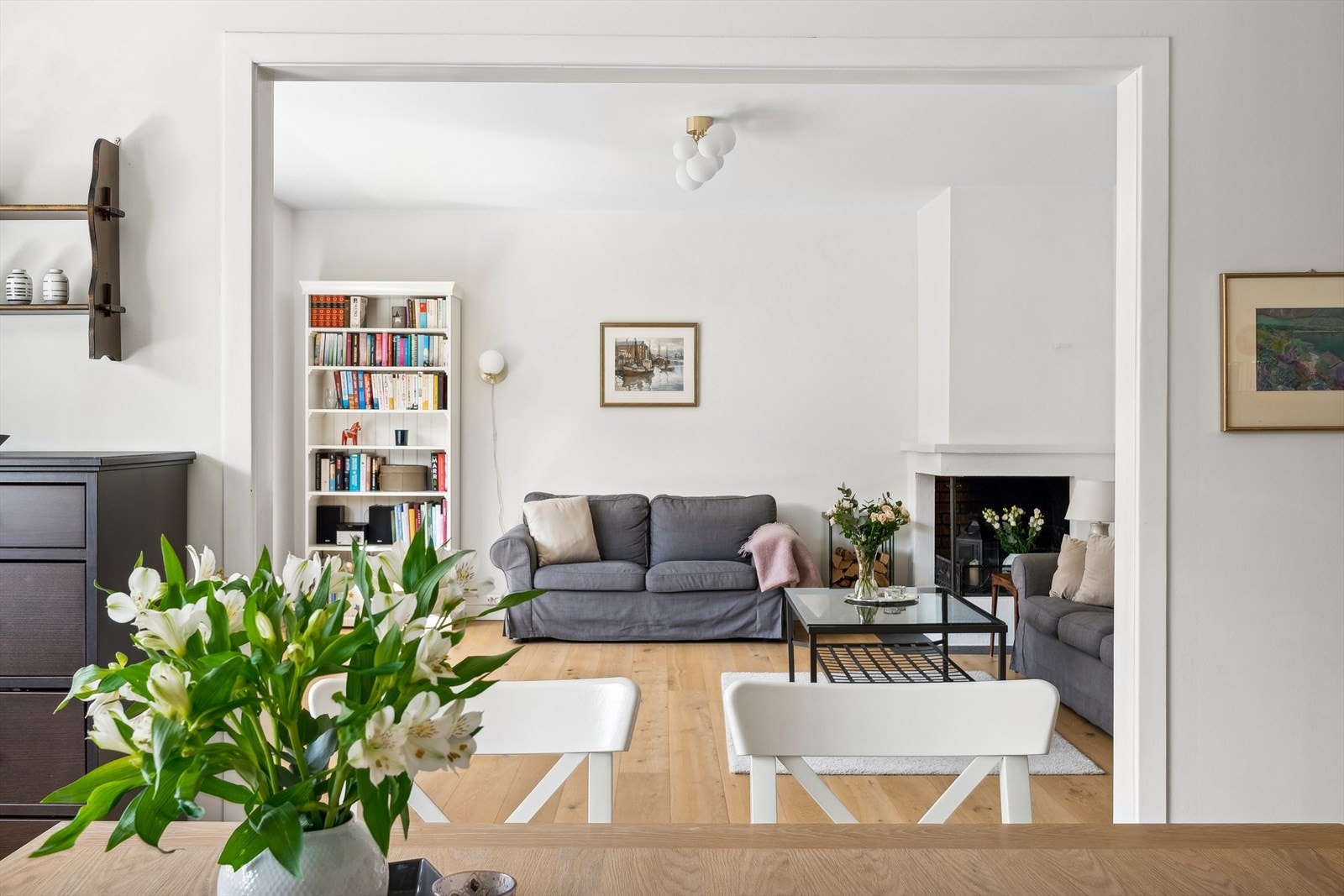 Stuen er todelt hvor du har plass til både sofagruppe og spisebordsmøblement. Galleribilde