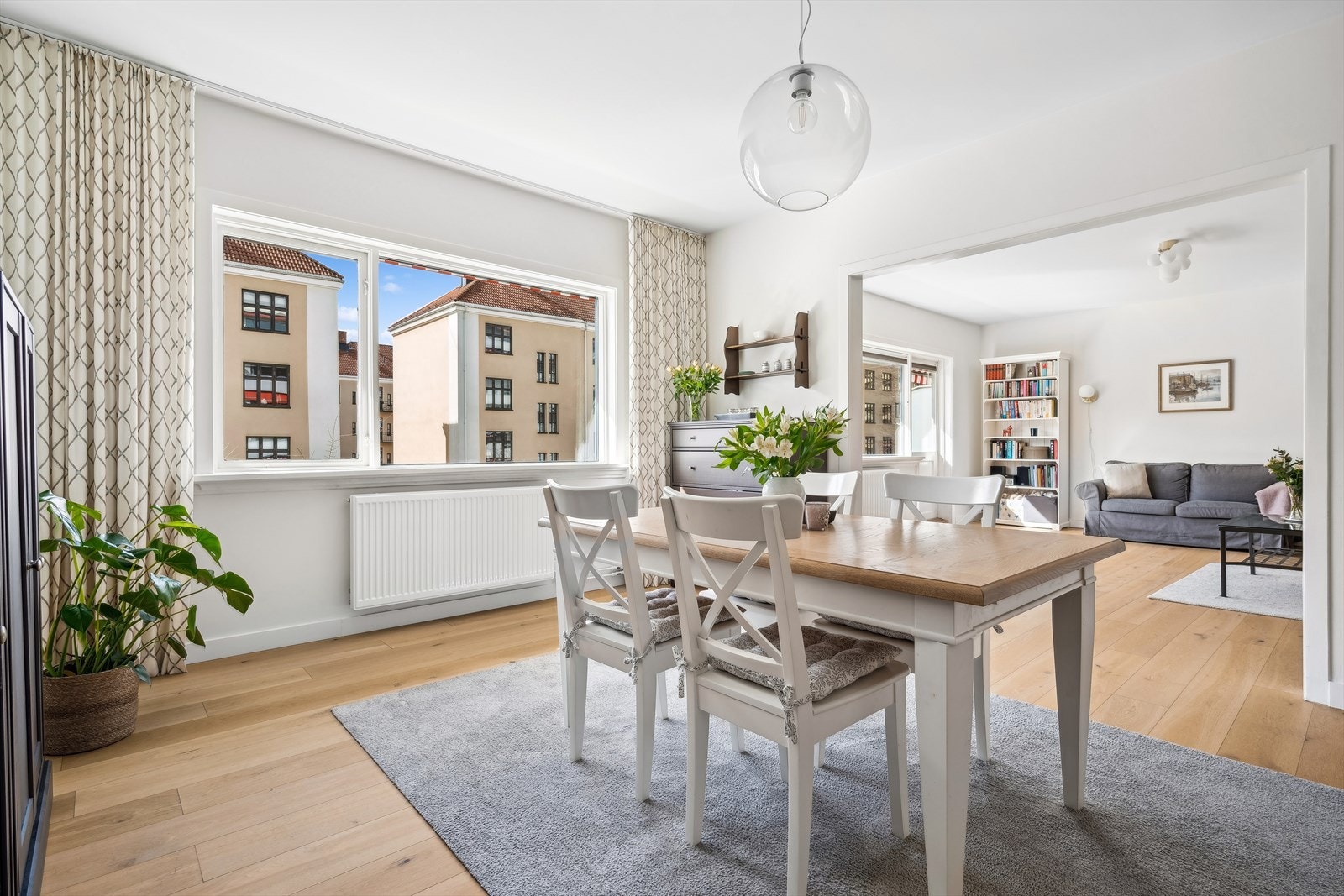 De store vindusflatene og takhøyde på 2,65 m, gir en god romfølelse. Galleribilde