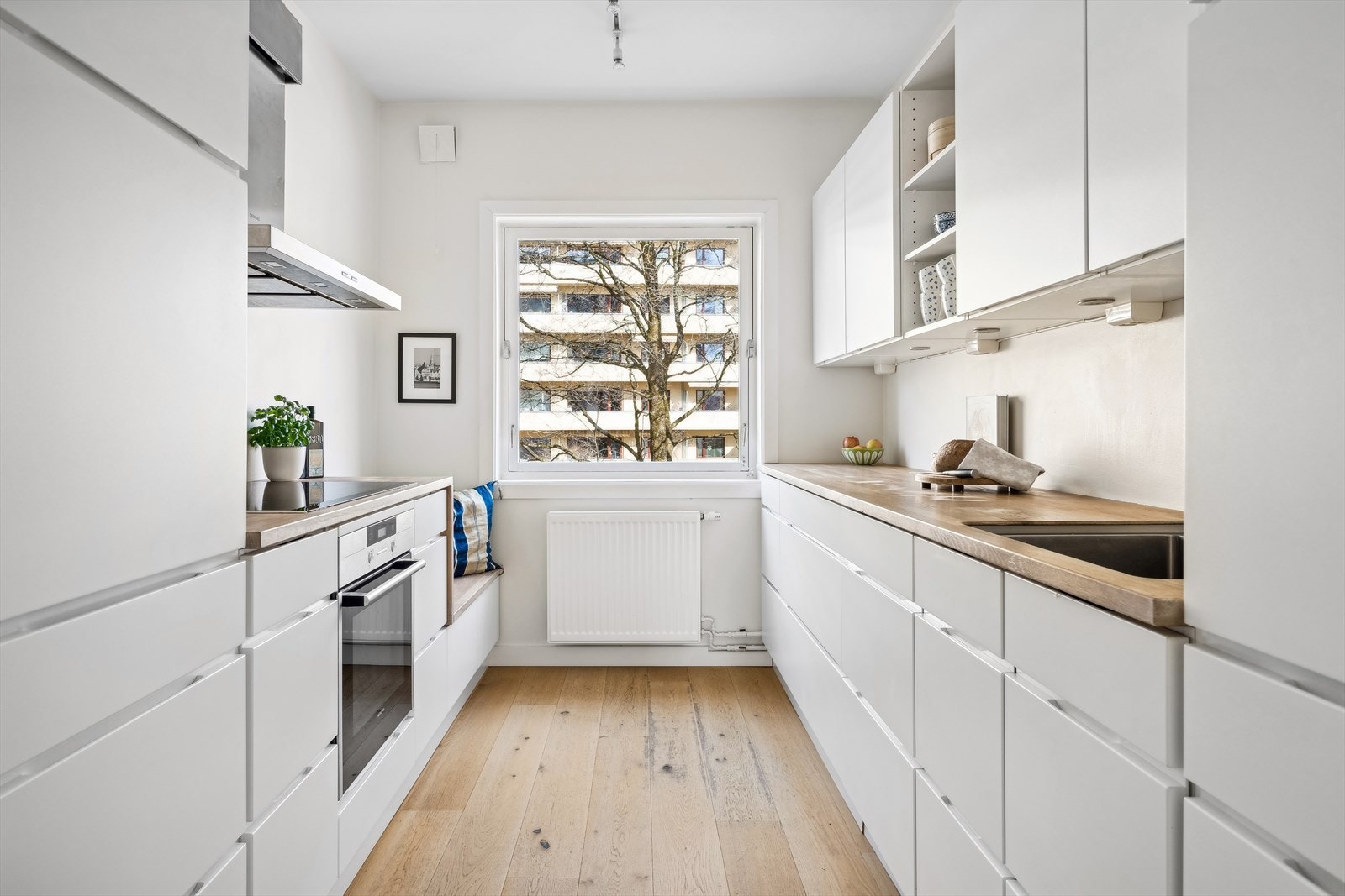 Kjøkkenet er praktisk og ligger separat i eget rom. Rommet er utstyrt med tidsriktige hvitevarer som platetopp, stekeovn, oppvaskmaskin og kjøl/- fryseskap. Galleribilde