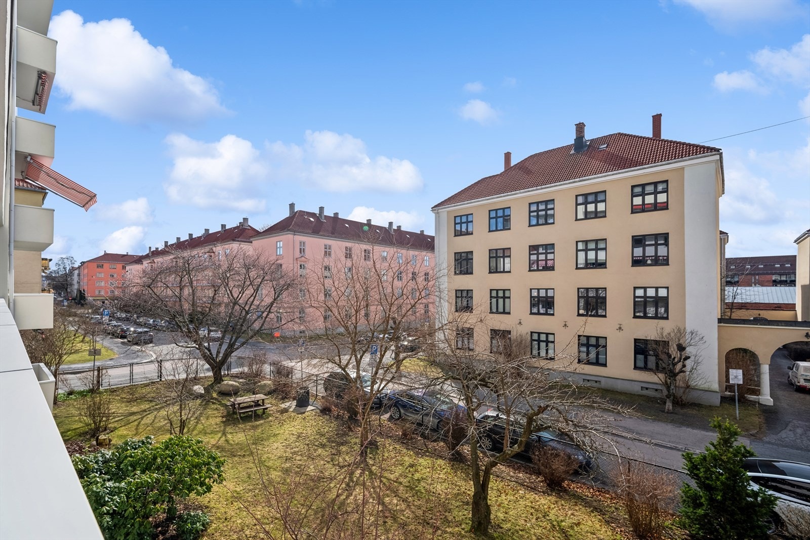 Utsikt fra brannbalkongen mot felles hage og nabolaget. Galleribilde