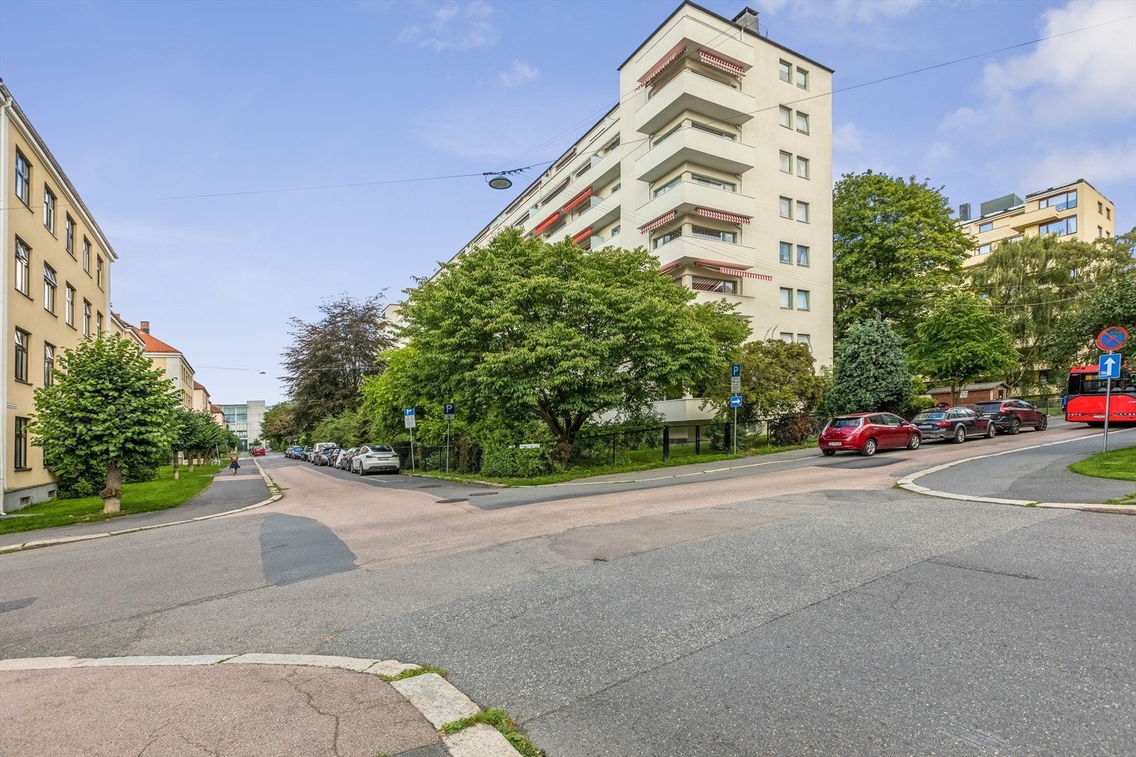 Leiligheten ligger i et attraktivt område på Marienlyst, tilbaketrukket men samtidig med nærhet til alt du trenger i hverdagen! Galleribilde