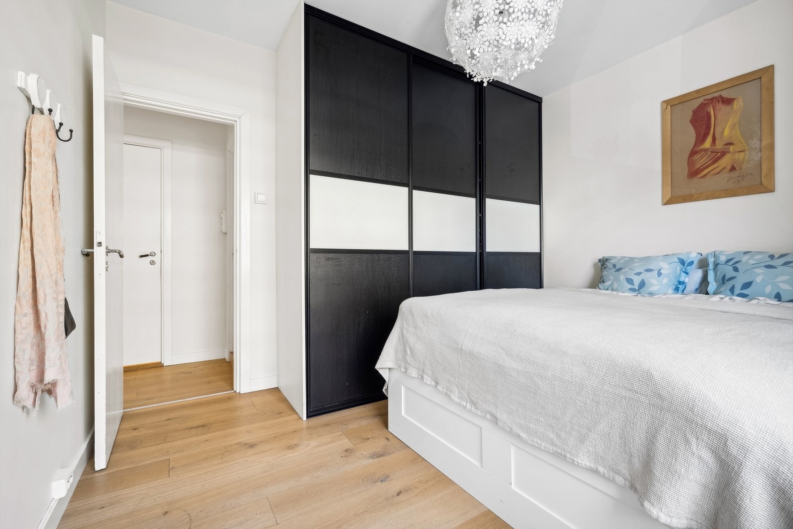 Hovedsoverommet har plass til både stor seng og skyvedørsgarderobe. Galleribilde