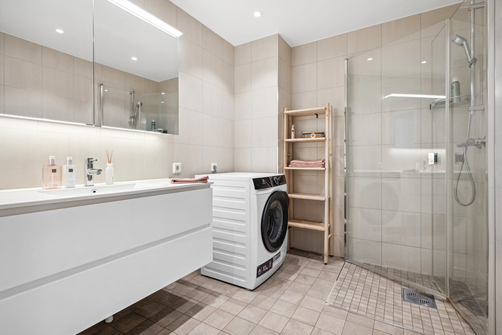 Stort, lekkert flislagt baderom med gulvvarme som ble oppgradert i 2016. Galleribilde