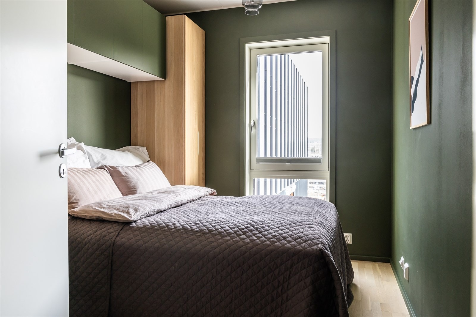 Soverom 2 er utstyrt med garderobe og har mangt med skapplass. Store vindusflater slipper inn rikelig med naturlig lys. Galleribilde