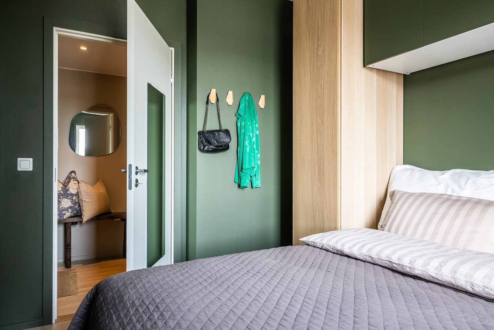 Rommet er malt i mørke toner med flere detaljer i treverk. Galleribilde