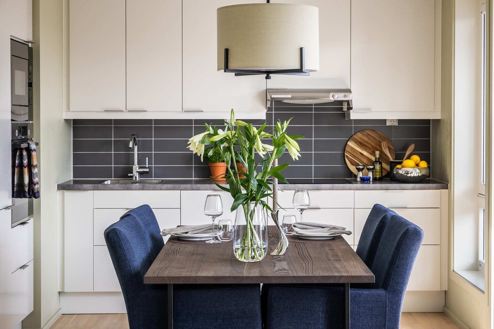 Designert plass til spisebord byr på muligheten til hyggelige sosiale begivenheter. Galleribilde