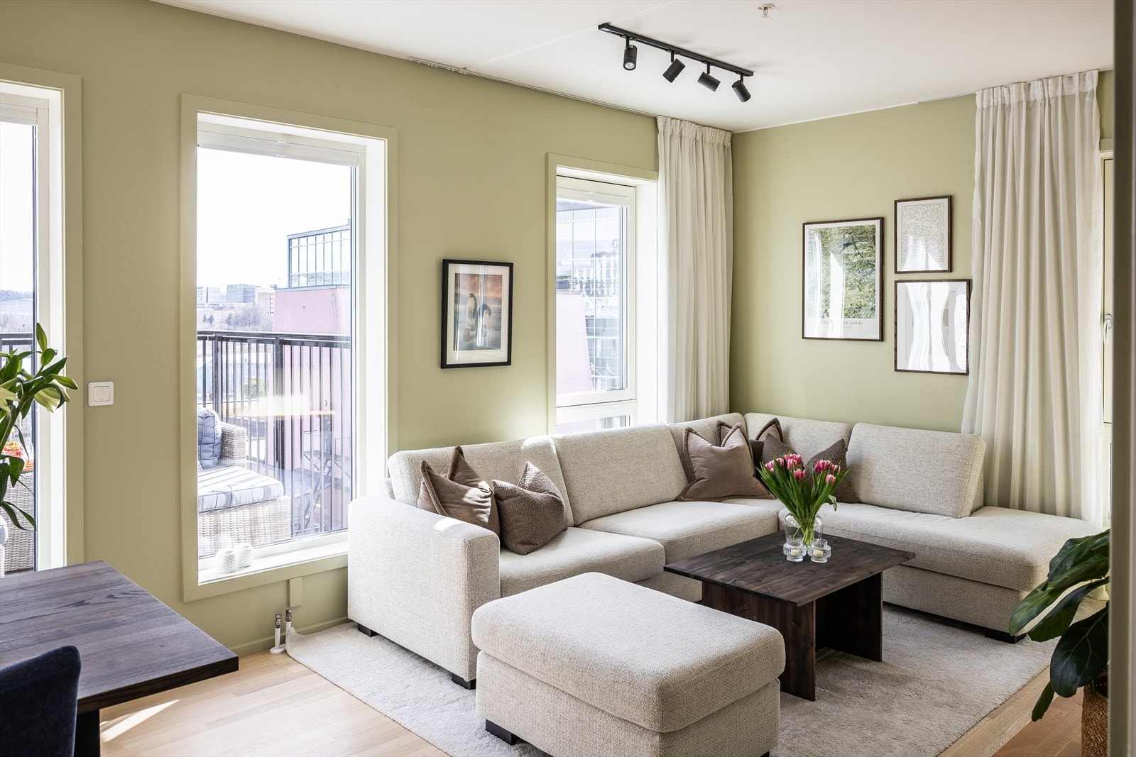 Store vindusflater byr på rikelig med naturliglys. Galleribilde