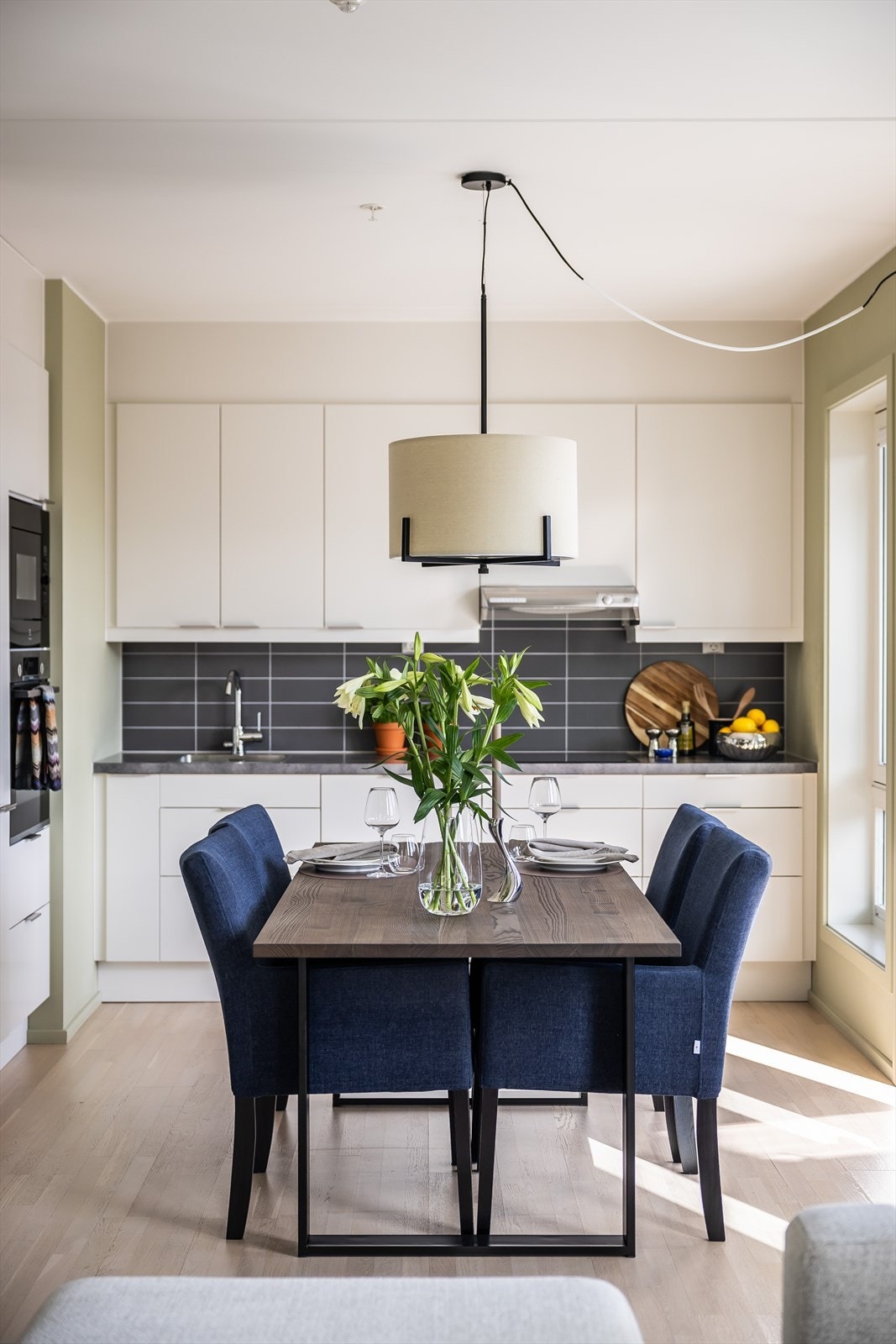 Gulvet er gjennomgående lagt i trestavs parkett. Galleribilde