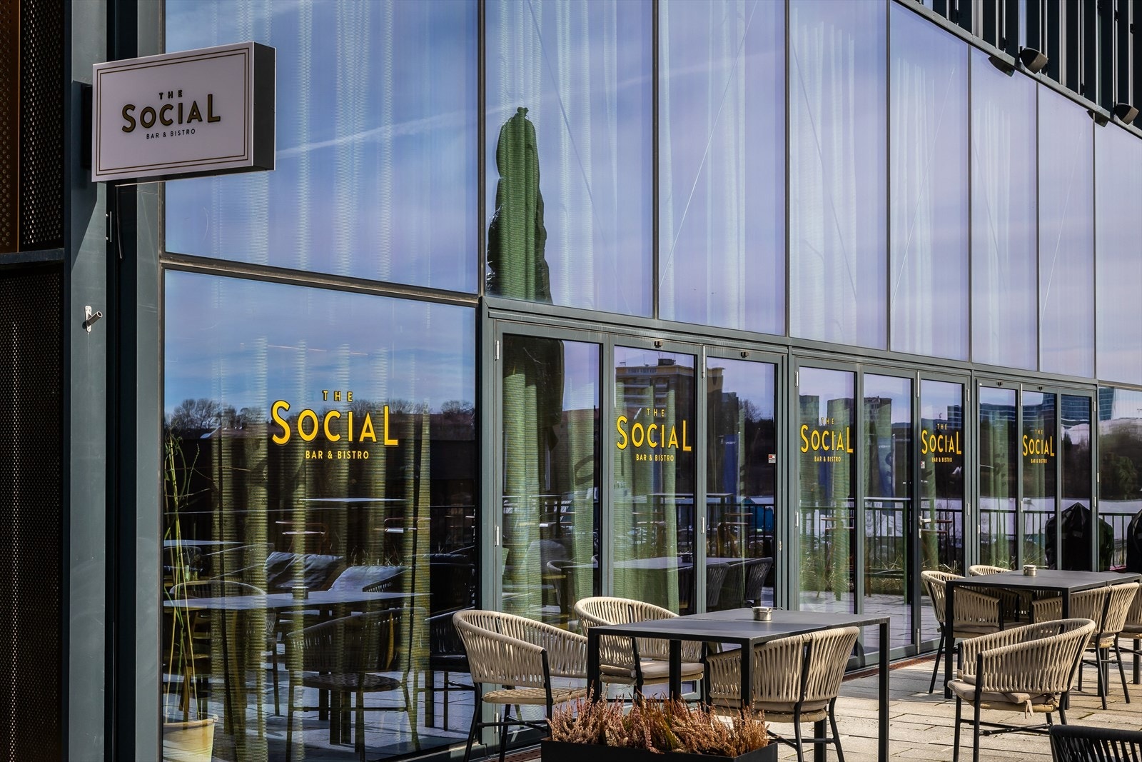 Vinmonopolets tidligere vinslott har blitt gjort om til leiligheter, butikklokaler og spisesteder, og er like ved leiligheten. Galleribilde