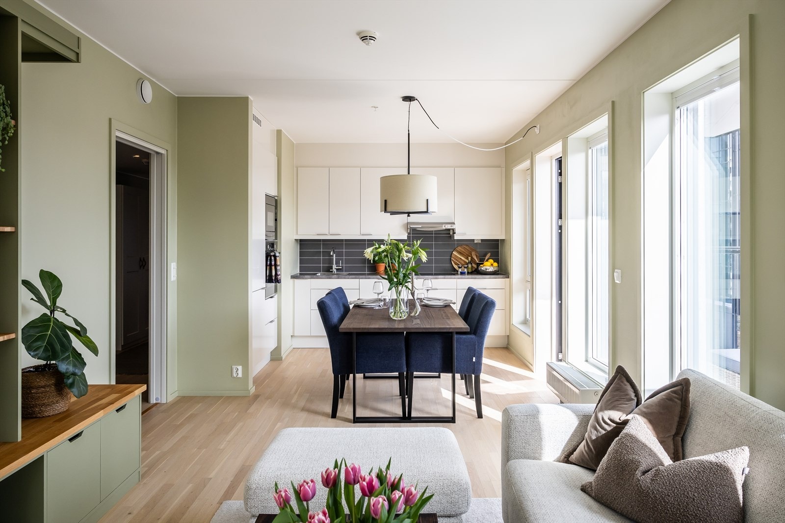 Leiligheten har en åpen stue/kjøkken løsning, som gir en romslig og sosial atmosfære. Galleribilde