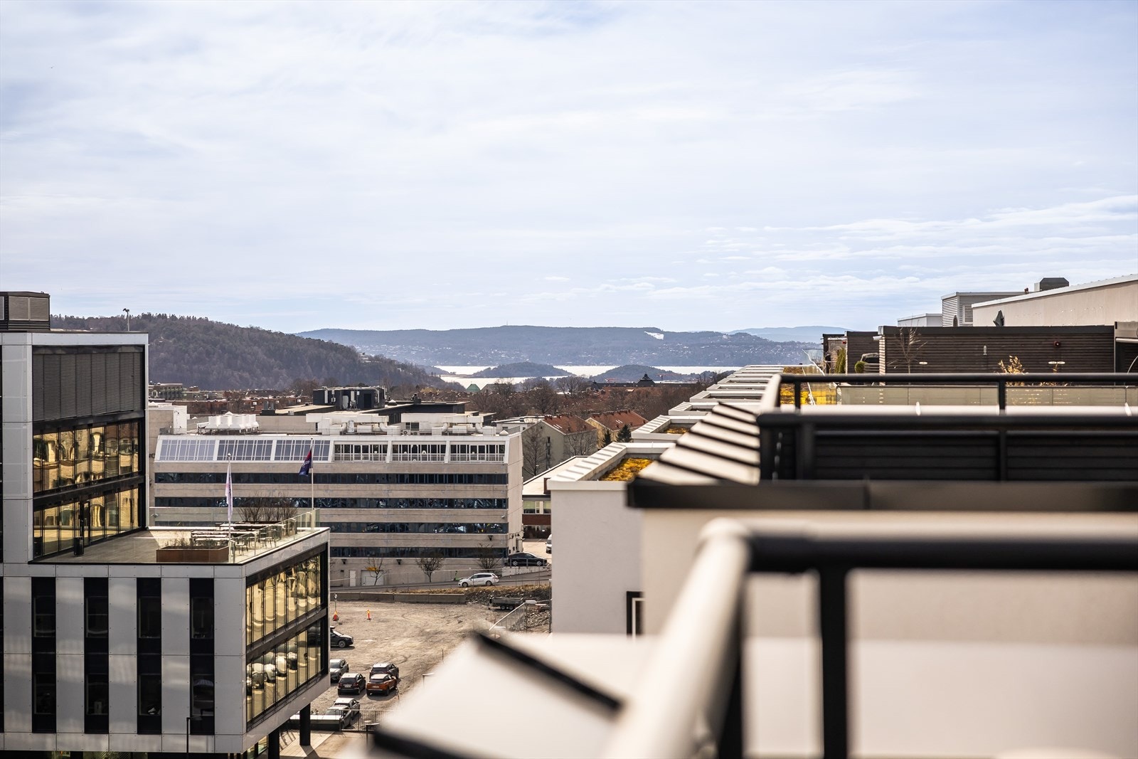 Vakker utsikt fra felles takterrasse med sjøglimt. Galleribilde