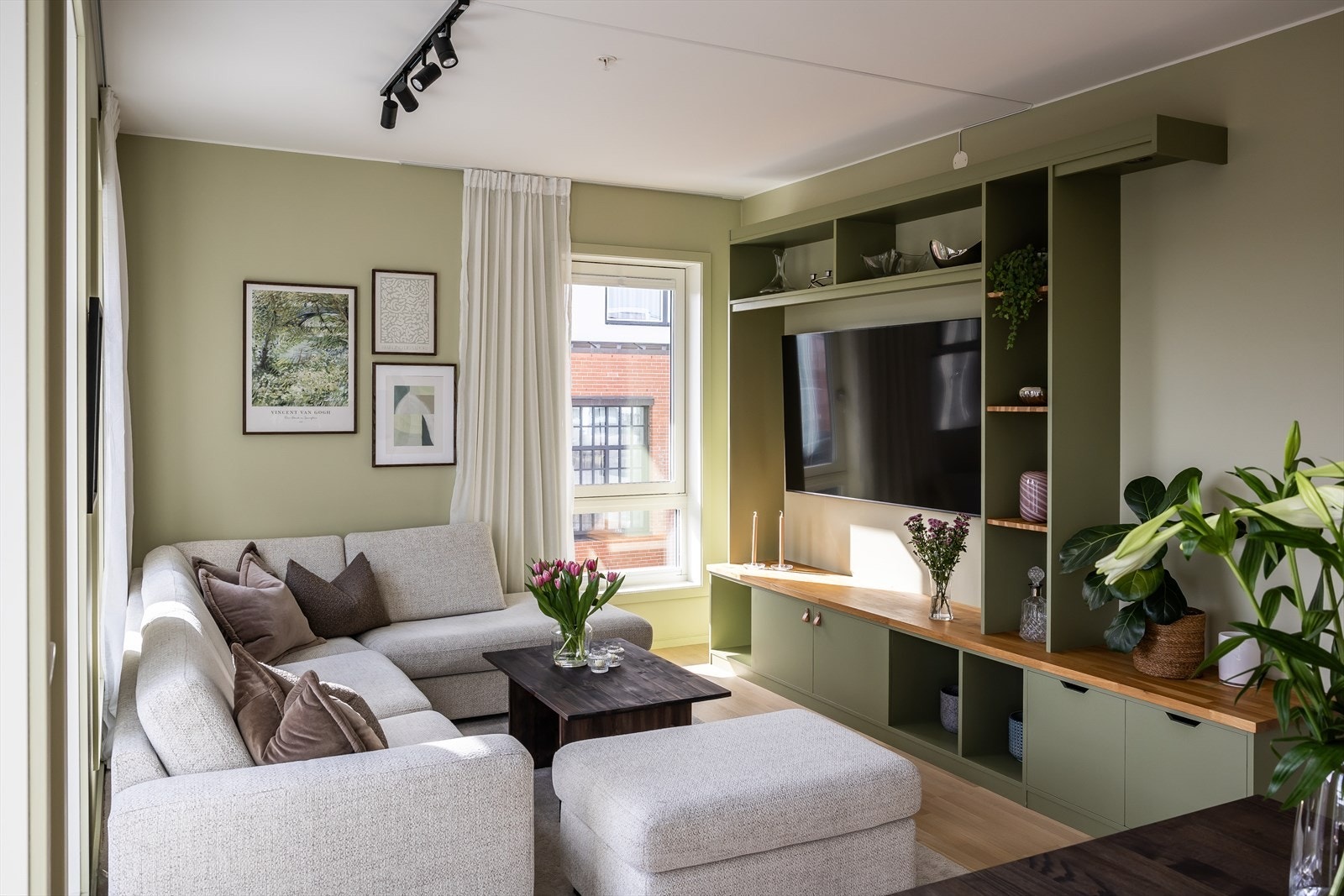 Hyller og oppsett for TV gir gode underholdningsmuligheter, samt godt med lagringsplass. Galleribilde