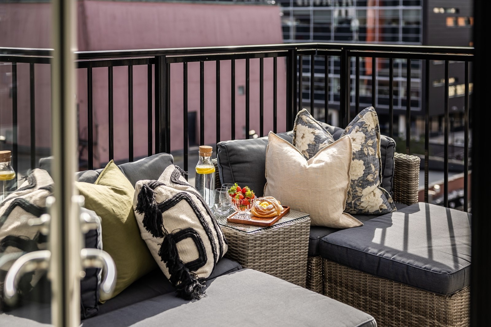 Balkongen er sørøstvendt, og gulvet er lagt i terrassebord. Galleribilde