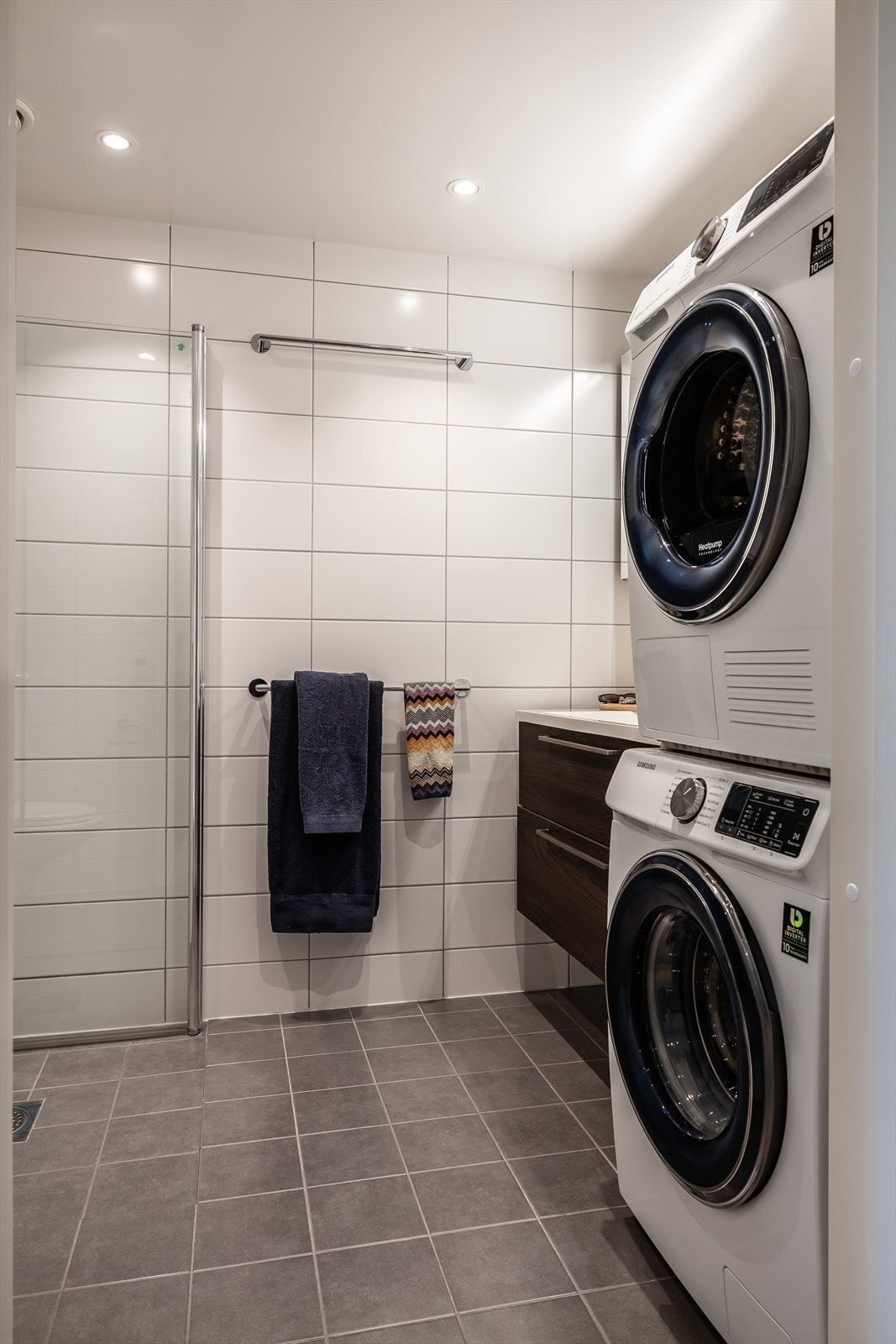 Stilrent bad fra byggeår, med varmekabler og opplegg for vaskemaskin. Galleribilde