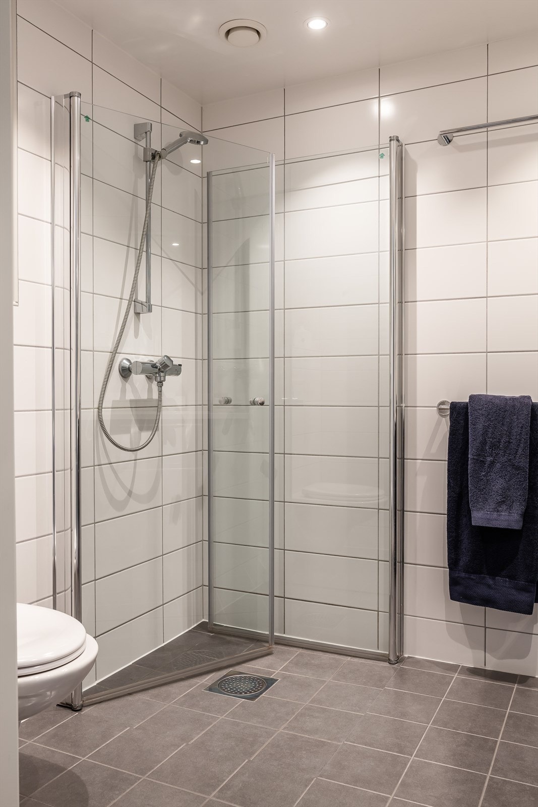 Gulvet i dusjen er senket for minimalt med vannsøl. Galleribilde