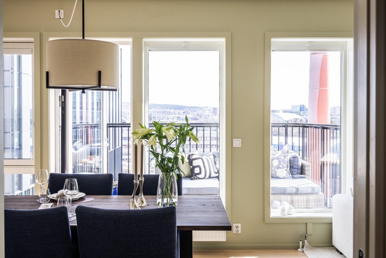 Fra kjøkkenet har du utgang til balkong. Galleribilde