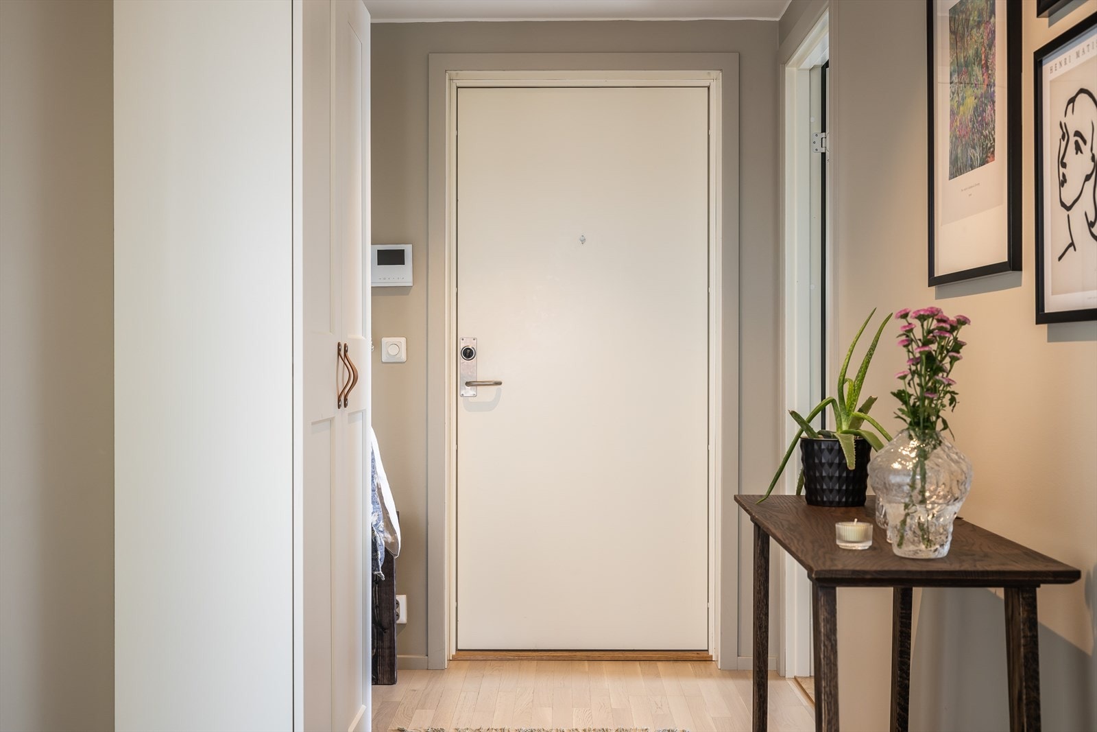 Entréen er romslig, og har skapplass og dørcallingssystem. Galleribilde