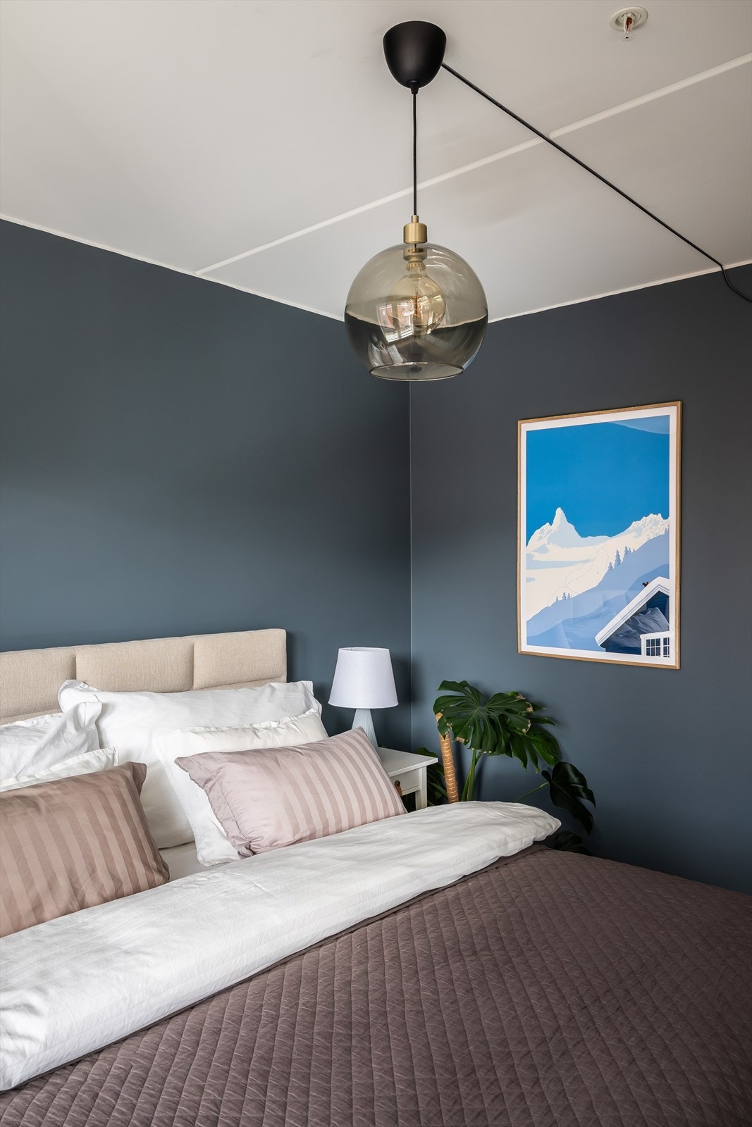 Soveværelse er malt i behagelige farger. Galleribilde