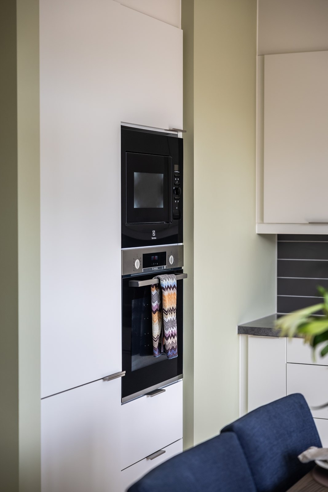 Ventilator, induksjonstopp, stekeovn, oppvaskmaskin og kjøl/frys er integrert i innredningen. Galleribilde