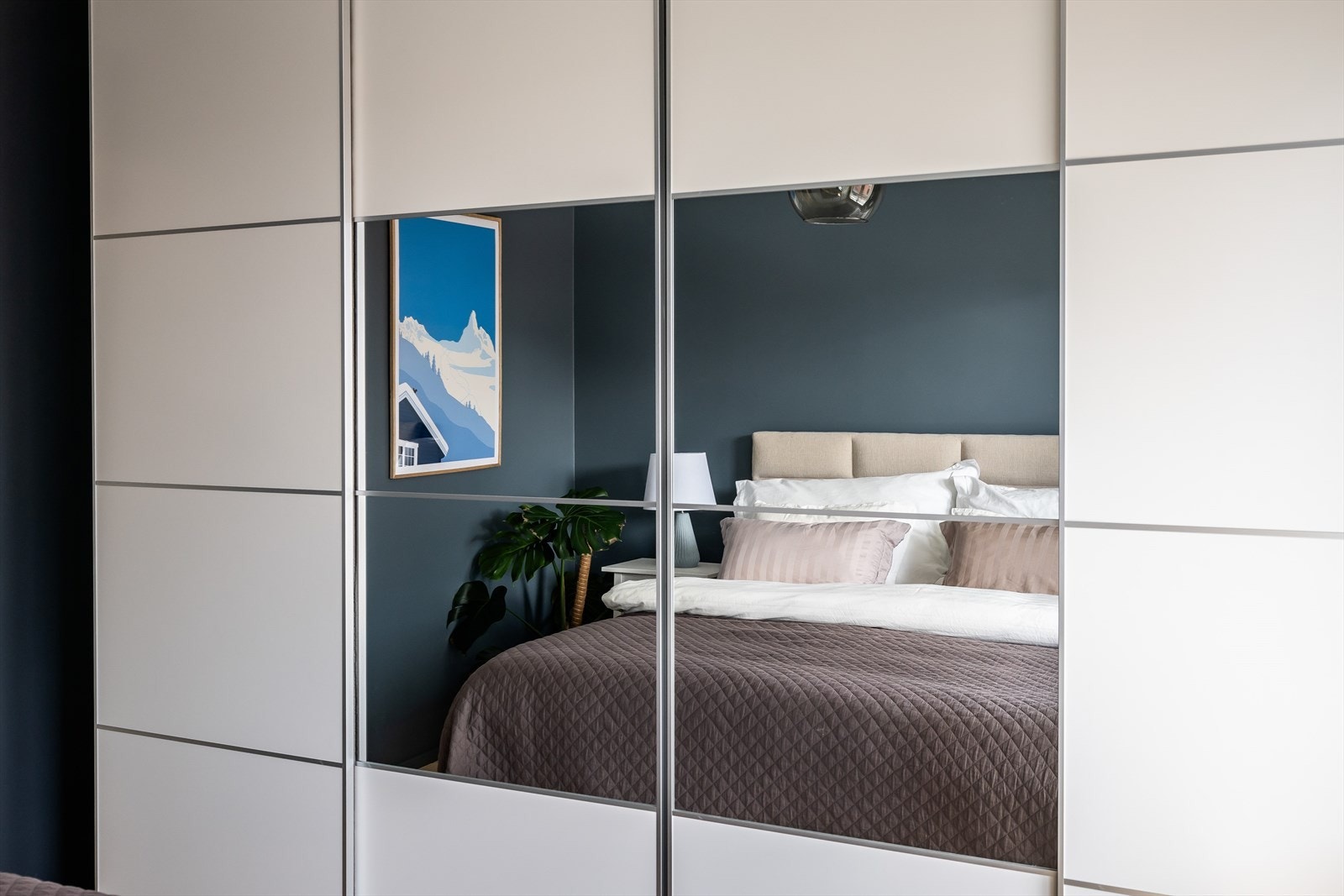 Skyvedørsgarderobe med speil- og glatte fronter gir rikelig med oppbevaringsplass. Galleribilde