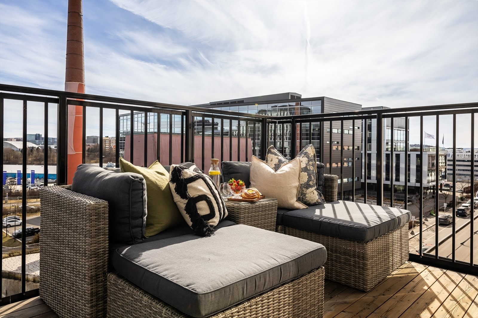 Balkongen er på ca. 7 kvm, og har god plass til utemøbler. Galleribilde